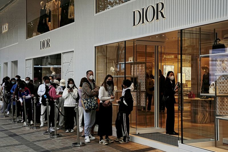 FILE PHOTO: Shoppers queue up to enter a Dior luxury store at Tsim Sha Tsui district in Hong Kong, China February 15, 2023. REUTERS/Lam Yik/File Photo