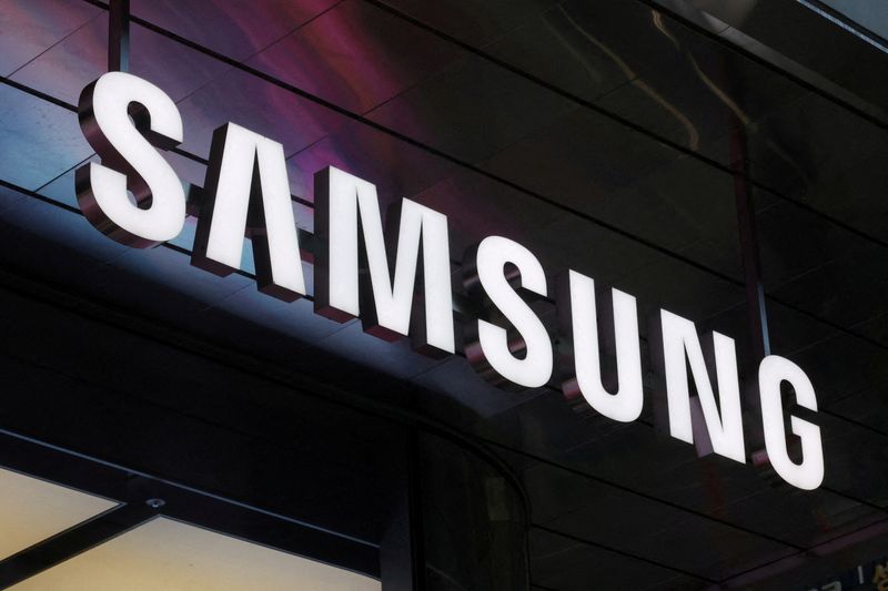 FILE PHOTO: The logo of Samsung Electronics is seen at the company's store in Seoul, South Korea, April 15, 2025.   REUTERS/Kim Hong-Ji/File Photo