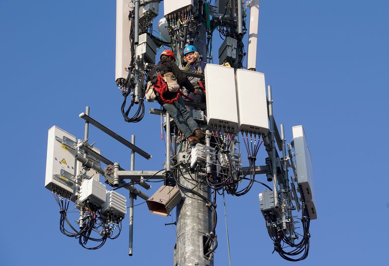 FILE PHOTO: A contract crew from Verizon installs 5G telecommunications equipment on a tower in Orem, Utah, U.S. December 3, 2019. Picture taken December 3, 2019.  REUTERS/George Frey/File Photo