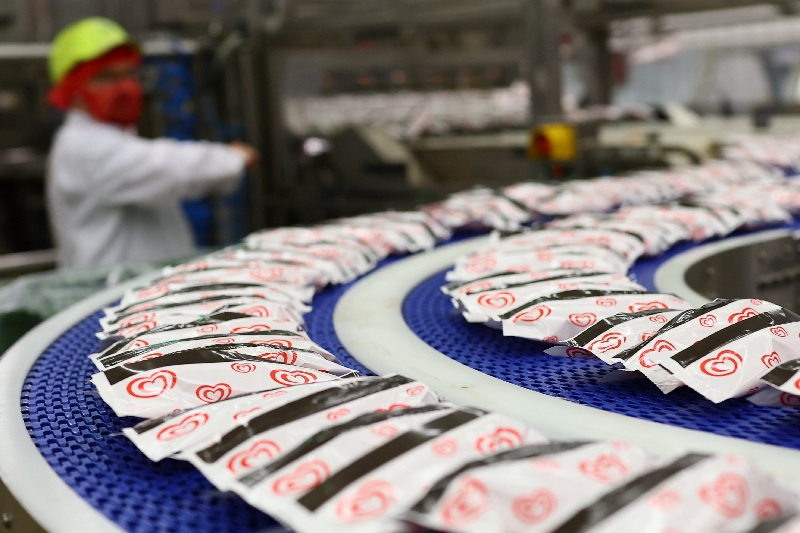 FILE PHOTO: Ice creams on the production line at the ice cream factory in Gloucester, Britain, November 21, 2025. REUTERS/Isabel Infantes/File Photo