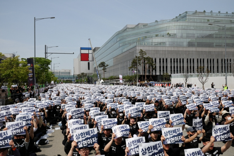 FILE PHOTO: Samsung Electronics’ labour union members chant slogans during a protest against company’s compensation levels ahead of a planned lengthy strike in front of Samsung Electronics semiconductor plant in Pyeongtaek, South Korea, April 23, 2026.   REUTERS/Kim Hong-Ji/File Photo