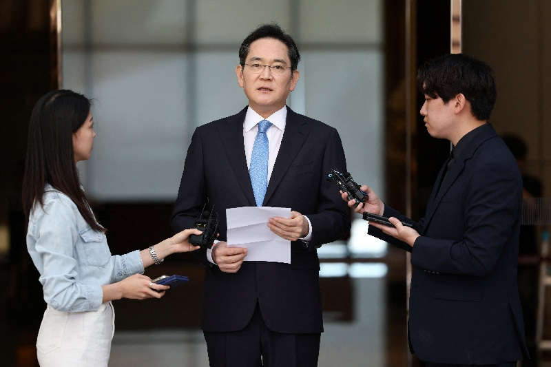 Samsung Electronics Chairman Jay Y. Lee reads a statement as he apologises over Samsung’s labour dispute in his first public comments on the issue, in Seoul, South Korea, May 16, 2026. Yonhap/via REUTERS