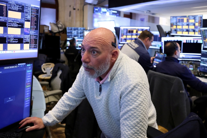 FILE PHOTO: Traders work on the floor at the New York Stock Exchange (NYSE) in New York City, U.S., April 20, 2026.  REUTERS/Brendan McDermid/File Photo