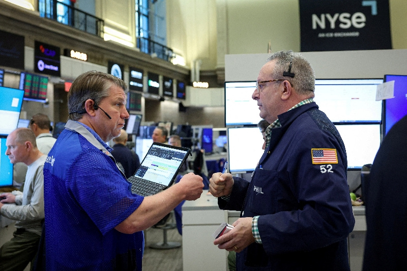 FILE PHOTO: Futures-options traders work on the floor at the New York Stock Exchange's NYSE American (AMEX) in New York City, U.S., May 5, 2026.  REUTERS/Brendan McDermid/File Photo