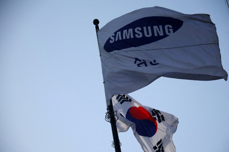 FILE PHOTO: A flag bearing the logo of Samsung Electronics flutters at the company's office building in Seoul, South Korea, April 15, 2025.   REUTERS/Kim Hong-Ji/File Photo