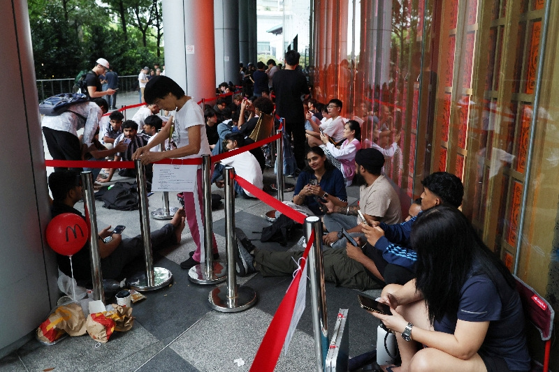 People queue up to buy the Audemars Piguet & Swatch “Royal Pop” watches on its launch day outside Orchard ION mall in Singapore May 16, 2026. REUTERS/Edgar Su