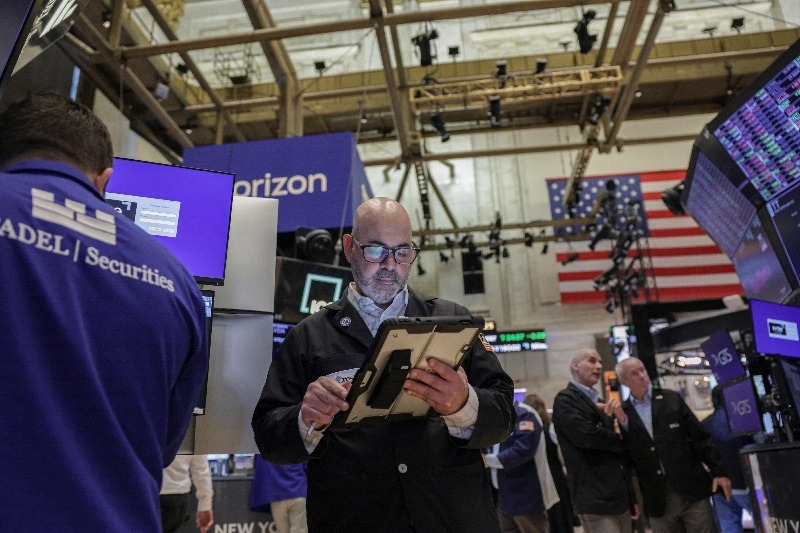 Traders work on the floor at the New York Stock Exchange (NYSE) in New York City, U.S., May 15, 2026. REUTERS/Jeenah Moon