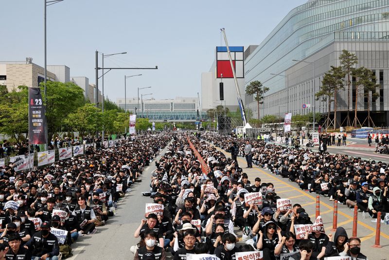 FILE PHOTO: Samsung Electronics’ labour union members chant slogans during a protest against company’s compensation levels ahead of a planned lengthy strike in front of Samsung Electronics semiconductor plant in Pyeongtaek, South Korea, April 23, 2026.   REUTERS/Kim Hong-Ji/File Photo