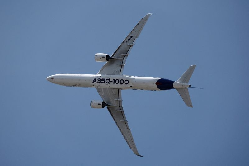 FILE PHOTO: An Airbus A350-1000 passenger aircraft performs during a flying display at the 55th International Paris Airshow at Le Bourget Airport near Paris, France, June 18, 2025. REUTERS/Benoit Tessier/File Photo