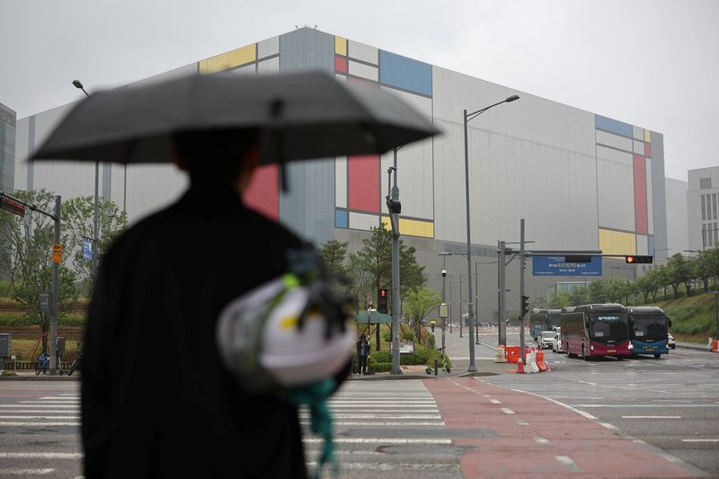 An employee waits to cross a zebra crossing as he heads to work at Samsung Electronics semiconductor plant in Pyeongtaek, South Korea, May 21, 2026.   REUTERS/Kim Hong-Ji