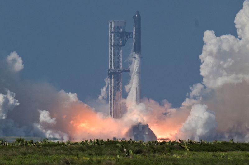 A SpaceX Super Heavy booster carrying the Starship spacecraft lifts off on its 12th test flight at Starbase, Texas, U.S., May 22, 2026. REUTERS/Steve Nesius