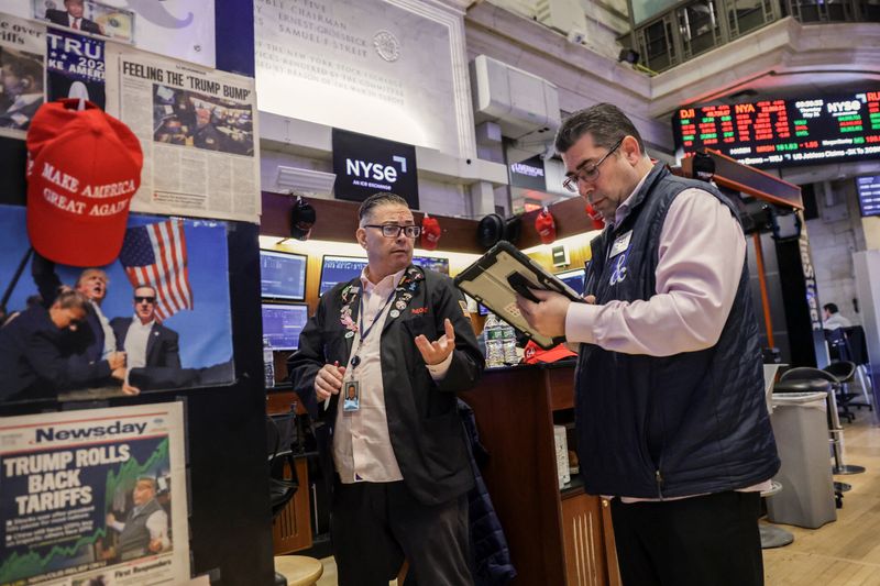 Traders work on the floor at the New York Stock Exchange (NYSE) in New York City, U.S., May 21, 2026. REUTERS/Jeenah Moon