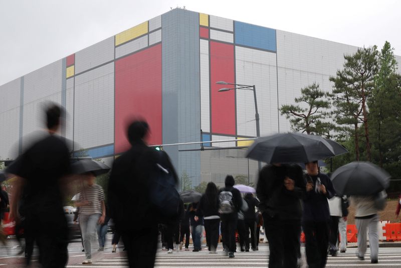 Employees head to work at Samsung Electronics semiconductor plant in Pyeongtaek, South Korea, May 21, 2026.  REUTERS/Kim Hong-Ji