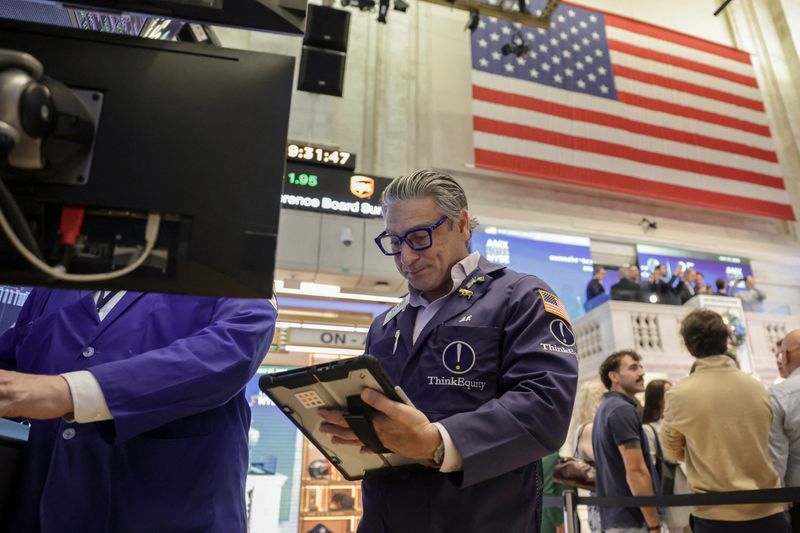 Traders work on the floor at the New York Stock Exchange (NYSE) in New York City, U.S., May 27, 2026. REUTERS/Jeenah Moon