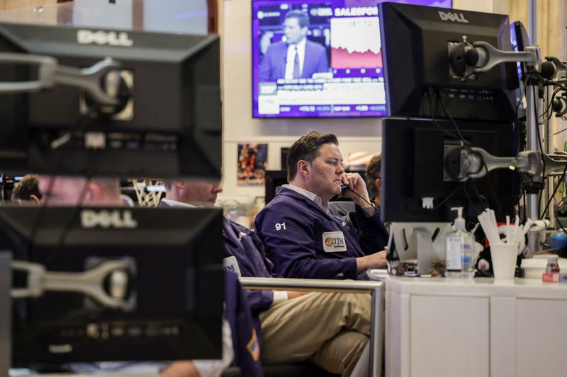 Traders work on the floor at the New York Stock Exchange (NYSE) in New York City, U.S., May 27, 2026. REUTERS/Jeenah Moon