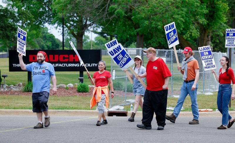 Striking United Auto Worker (UAW) Local 2093 members picket outside the Dauch Three Rivers Manufacturing Facility in Three Rivers, Michigan, U.S.,  June 1, 2026.  REUTERS/Rebecca Cook