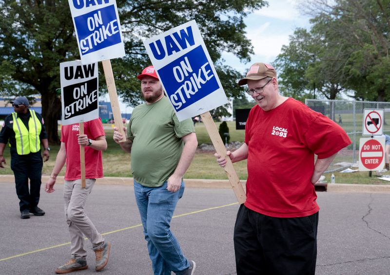 Striking United Auto Workers (UAW) Local 2093 members picket outside the Dauch Three Rivers Manufacturing Facility in Three Rivers, Michigan, U.S., June 1, 2026.  REUTERS/Rebecca Cook