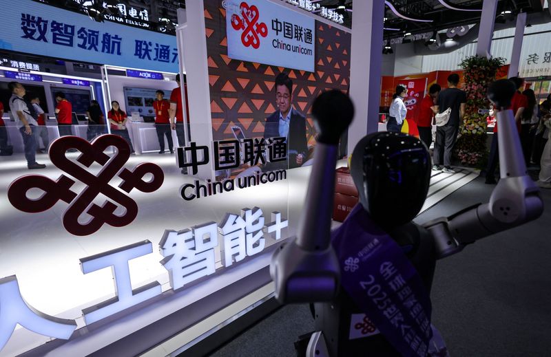A humanoid robot stands next to China Unicom's booth at China International Fair for Trade in Services (CIFTIS) in Beijing, China, September 10, 2025. REUTERS/Maxim Shemetov
