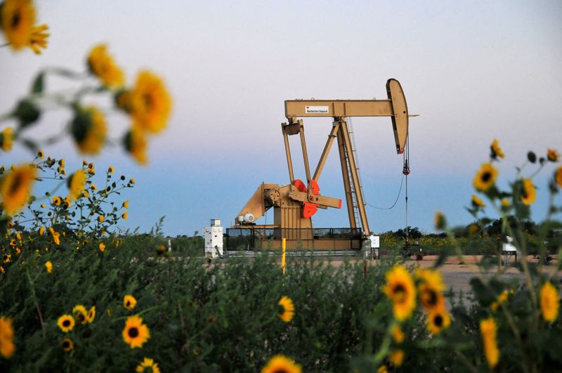 FILE PHOTO: A pump jack operates at a well site leased by Devon Energy Production Company near Guthrie, Oklahoma September 15, 2015.    REUTERS/Nick Oxford/File Photo