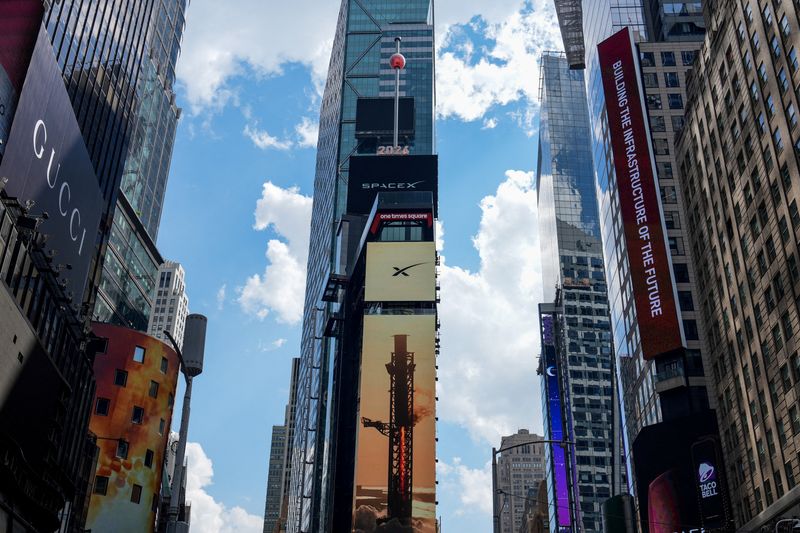The New Year's eve ball ascends following the closing bell at the Nasdaq MarketSite, on the day of SpaceX's initial public offering (IPO) in New York City, U.S., June 12, 2026. REUTERS/David Dee Delgado