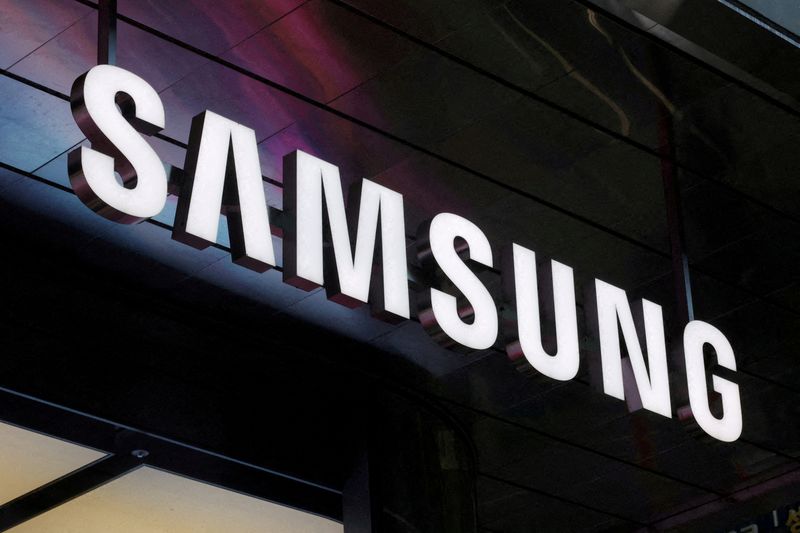 FILE PHOTO: The logo of Samsung Electronics is seen at the company's store in Seoul, South Korea, April 15, 2025. REUTERS/Kim Hong-Ji/File Photo