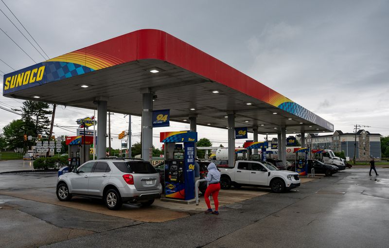 People purchase gasoline at a Sunoco gas station ahead of the Memorial Day weekend in Philadelphia, Pennsylvania, U.S. May, 21 2026.  REUTERS/Seth Herald