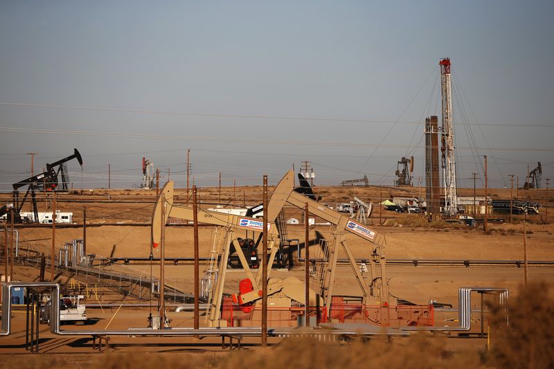 An oil field is seen at sunrise near Bakersfield, California October 14, 2014. Brent crude hit a new four-year low on Wednesday before recovering to just under $85 a barrel, as faltering global growth curbed demand for fuel at a time of heavy oversupply. Oil saw its biggest daily fall in more than three years on Tuesday after the West's energy watchdog slashed its forecasts for world oil demand for this year and 2015. Picture taken October 14, 2014.  REUTERS/Lucy Nicholson (UNITED STATES - Tags: ENERGY BUSINESS)