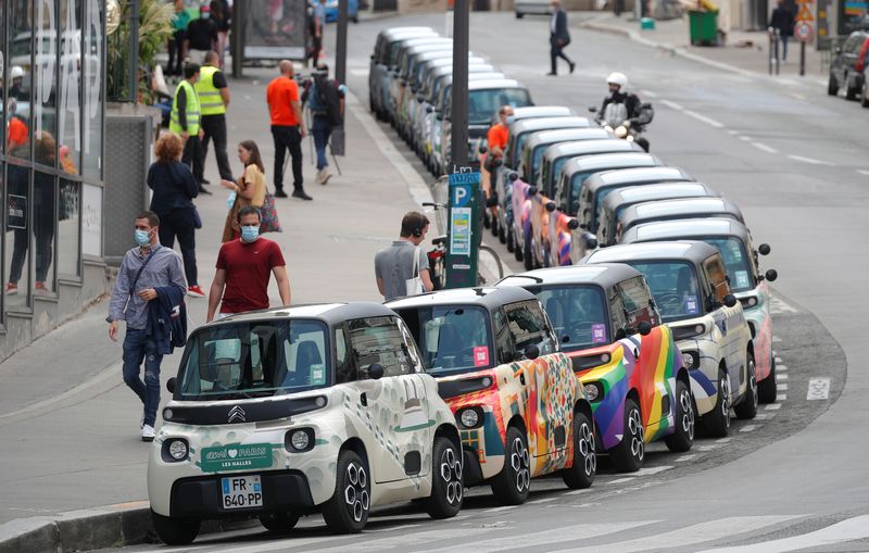 FILE PHOTO: PSA's Citroen new electric city cars AMI for Free2Move free-floating car-sharing service are seen during a media presentation in Paris, France, August 25, 2020.  REUTERS/Charles Platiau/File Photo
