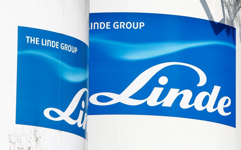 FILE PHOTO: Linde Group logo is seen at a company building in Munich-Pullach, Germany August 16, 2016. REUTERS/Michaela Rehle/File Photo