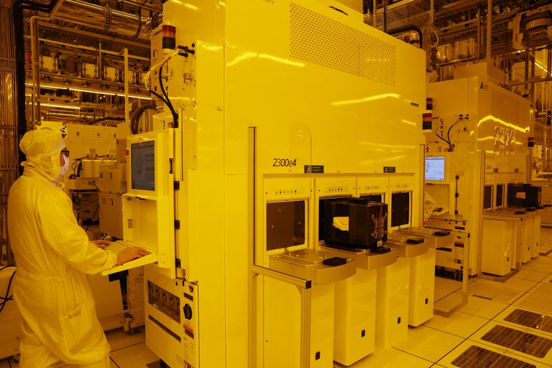 A view of the clean room in U.S. chipmaker GlobalFoundries' new fabrication plant in Singapore September 12, 2023. REUTERS/Edgar Su