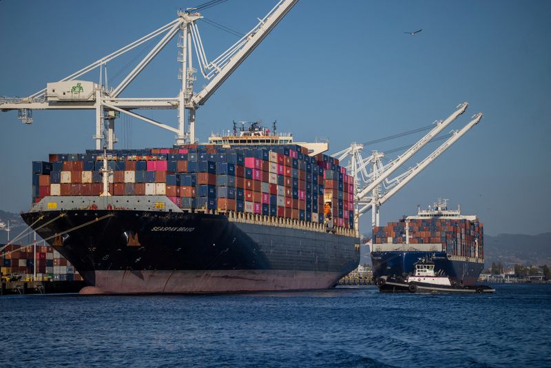 FILE PHOTO: A cargo ship full of shipping containers is seen at the port of Oakland, California, U.S., August 4, 2025. REUTERS/Carlos Barria/File Photo
