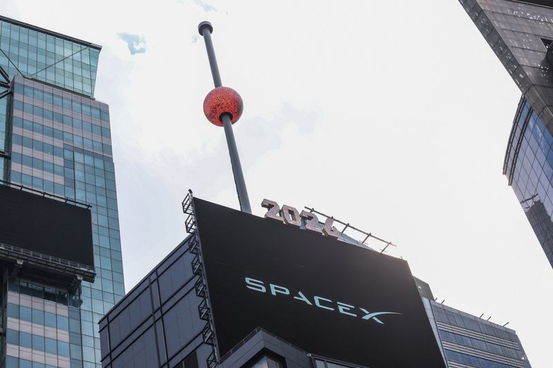 The New Year's eve ball ascends on the day of SpaceX's initial public offering (IPO) in New York City, U.S., June 12, 2026. REUTERS/Brendan McDermid
