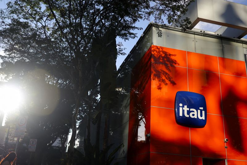 FILE PHOTO: A logo of Itau bank is displayed on the facade of its branch in Sao Paulo, Brazil, July 30, 2025. REUTERS/Amanda Perobelli/File Photo