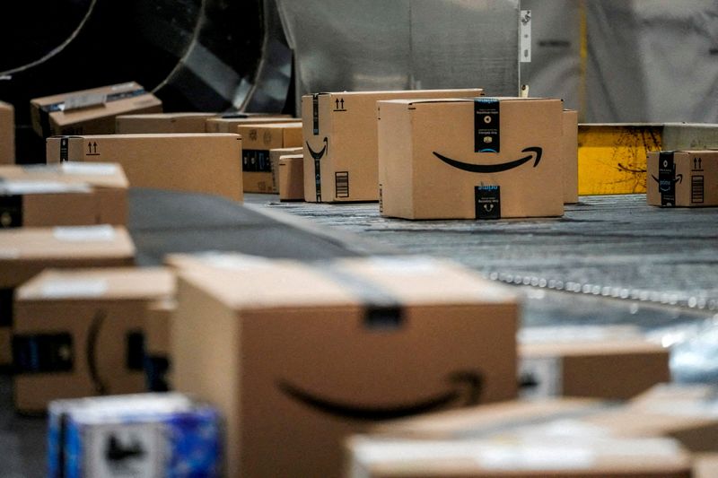 FILE PHOTO: An Amazon box moves along a conveyor belt at Amazon’s fulfillment center in Robbinsville, New Jersey, U.S., December 1, 2025. REUTERS/Eduardo Munoz/File Photo