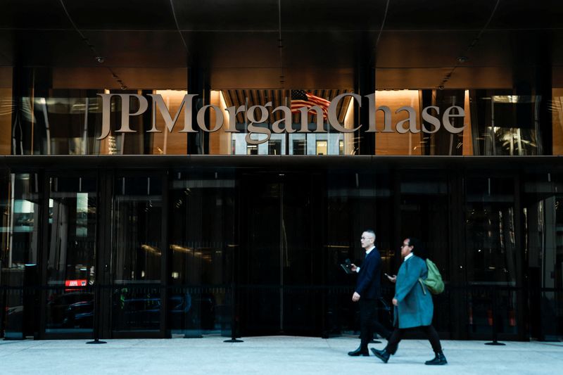 People walk in front of the JPMorgan Chase & Co. building at the firm's headquarters at 270 Park Avenue, in New York City, U.S., October 21, 2025. REUTERS/Eduardo Munoz