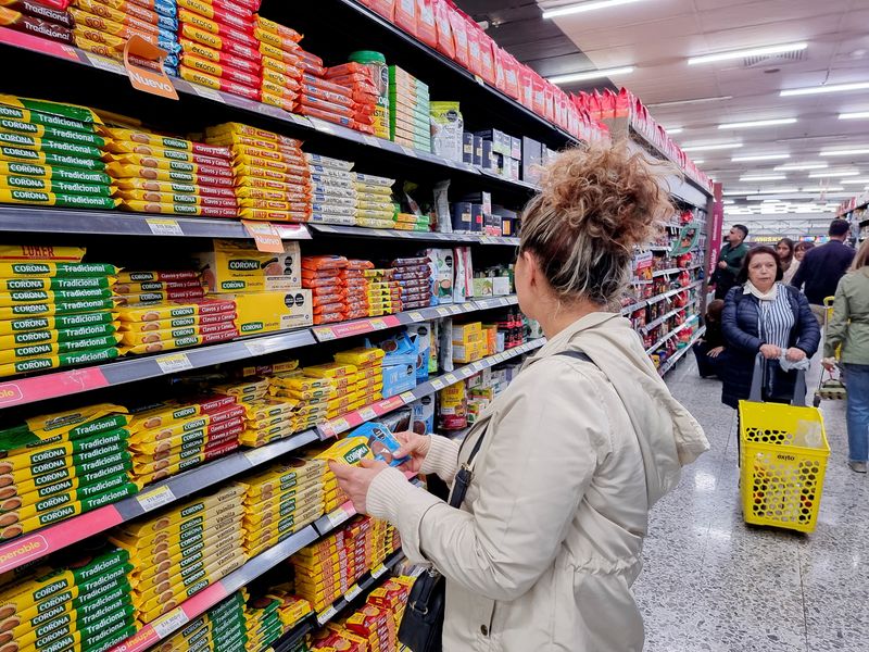People select food while shopping at a supermarket in Bogota, Colombia, December 1, 2024. REUTERS/Luis Jaime Acosta/File Photo