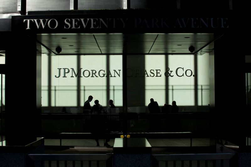 FILE PHOTO: People walk inside JP Morgan headquarters in New York, October 25, 2013.  REUTERS/Eduardo Munoz/File Photo