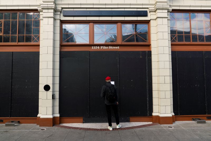 A person reads a letter posted outside the shuttered Starbucks flagship roastery in Seattle, Washington, U.S., September 25, 2025. REUTERS/David Ryder