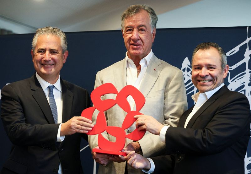 Citigroup’s Latin America chief Ernesto Torres Cantu, Mexican billionaire Fernando Chico Pardo, and Banamex CEO Manuel Romo, attend a press conference following Citi’s announcement of the sale of a 25% stake in Banamex to a company owned by Chico Pardo and his family, at Banamex Corporate Santa Fe Office in Mexico City, Mexico, September 25, 2025. REUTERS/Luis Cortes