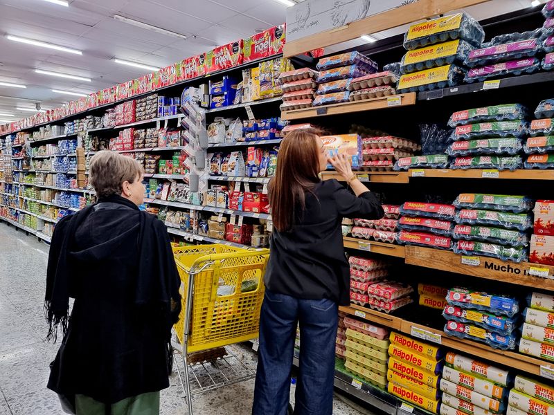 People select food while shopping at a supermarket in Bogota, Colombia, December 1, 2024. REUTERS/Luis Jaime Acosta