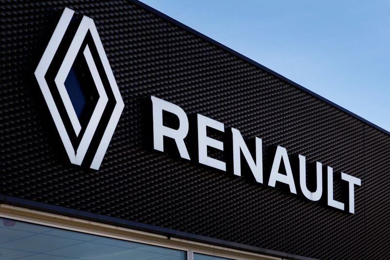 FILE PHOTO: A logo of Renault is seen outside a Renault car dealer in Arnhem, Netherlands February 18, 2025. REUTERS/Piroschka van de Wouw/File Photo