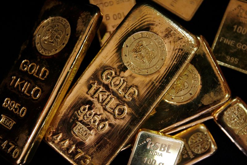 FILE PHOTO: Gold bars are displayed to be photographed at bullion house in Mumbai December 3, 2009.   REUTERS/Arko Datta/File Photo