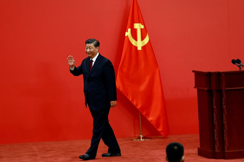 Chinese President Xi Jinping waves after his speech as the new Politburo Standing Committee members meet the media following the 20th National Congress of the Communist Party of China, at the Great Hall of the People in Beijing, China October 23, 2022. REUTERS/Tingshu Wang