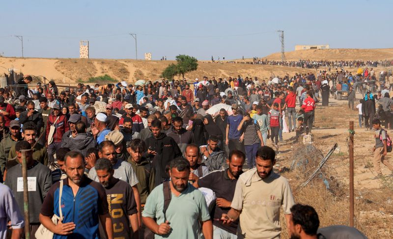 Palestinians gather to collect aid supplies from the U.S.-backed Gaza Humanitarian Foundation, in Khan Younis, in the southern Gaza Strip, May 29, 2025. REUTERS/Hatem Khaled/File Photo