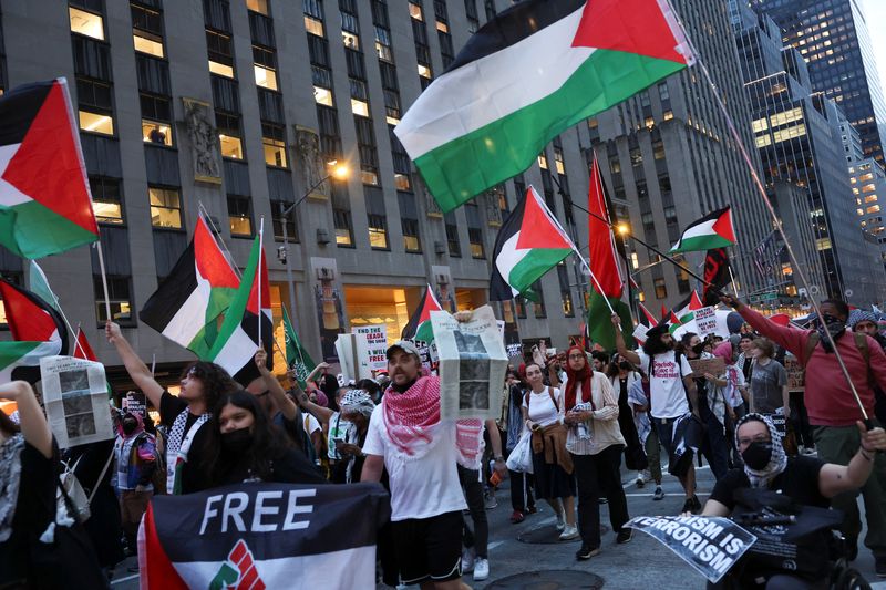 Demonstrators attend a pro-Palestinian protest on the day of the two-year anniversary of the attack on Israel by Hamas, in New York City, U.S., October 7, 2025. REUTERS/Shannon Stapleton