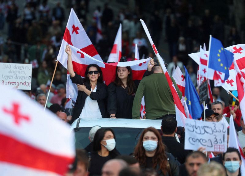 FILE PHOTO: Opposition supporters attend a rally on the day of local elections in Tbilisi, Georgia October 4, 2025. REUTERS/Irakli Gedenidze/File Photo