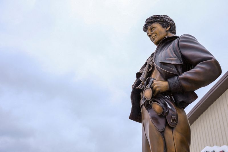FILE PHOTO: A statue of Amelia Earhart is pictured at the Amelia Earhart Hangar Museum in Atchison, Kansas, U.S. February 16, 2024. REUTERS/Arin Yoon/File Photo