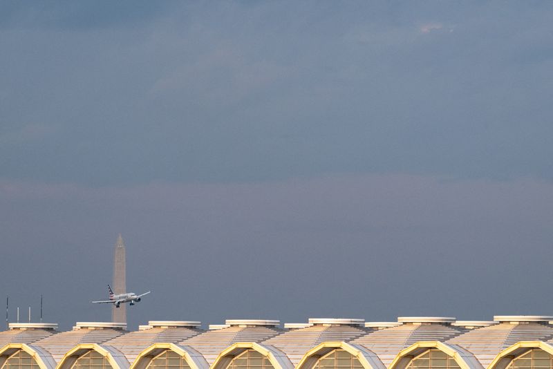 A plane prepares to land at Ronald Reagan Washington National Airport in Arlington, Virginia, U.S., November 9, 2025. REUTERS/Annabelle Gordon