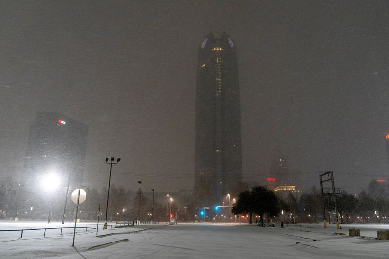 Snow falls over downtown as Winter Storm Fern arrives in Oklahoma City, Oklahoma, U.S. January 23, 2026. REUTERS/Nick Oxford