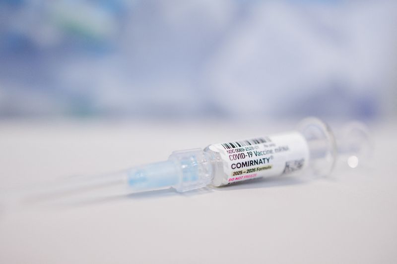 FILE PHOTO: An illustration photo shows a dose of the Pfizer-BioNTech coronavirus disease (COVID-19) vaccine from Skippack Pharmacy during the Senior Fair at Trinity Lutheran Church in Lansdale, Pennsylvania, U.S. September 4, 2025.  REUTERS/Hannah Beier/File Photo
